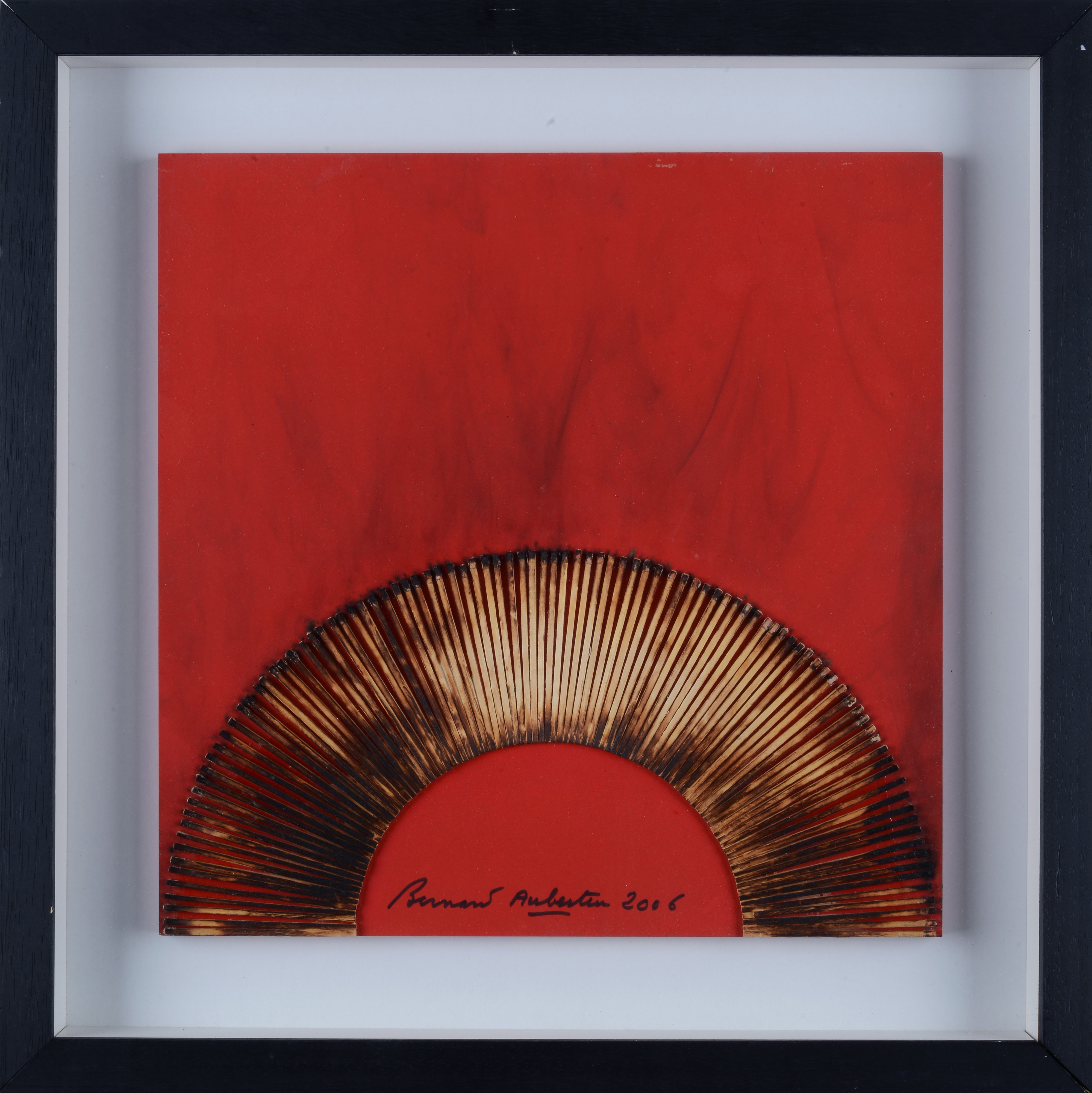 Dessin de Feu sur table rouge