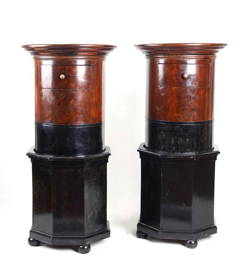 Coppia di comodini a colonna