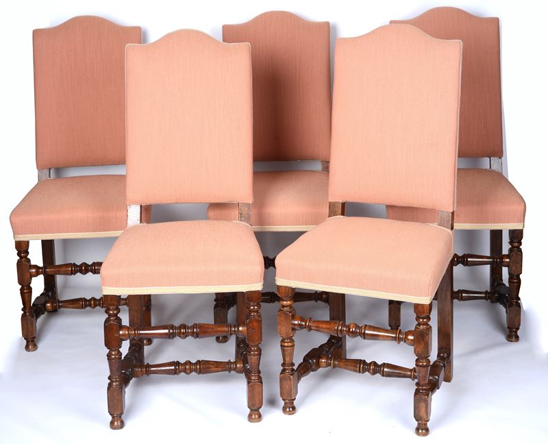 Gruppo di cinque sedie