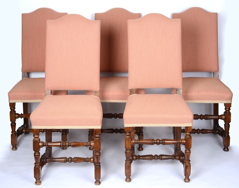 Gruppo di cinque sedie