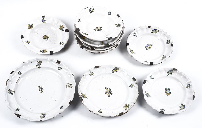 Lotto composto da 8 piatti piani, 2 piatti fondi, 1 piatto medio e 1 piatto grande