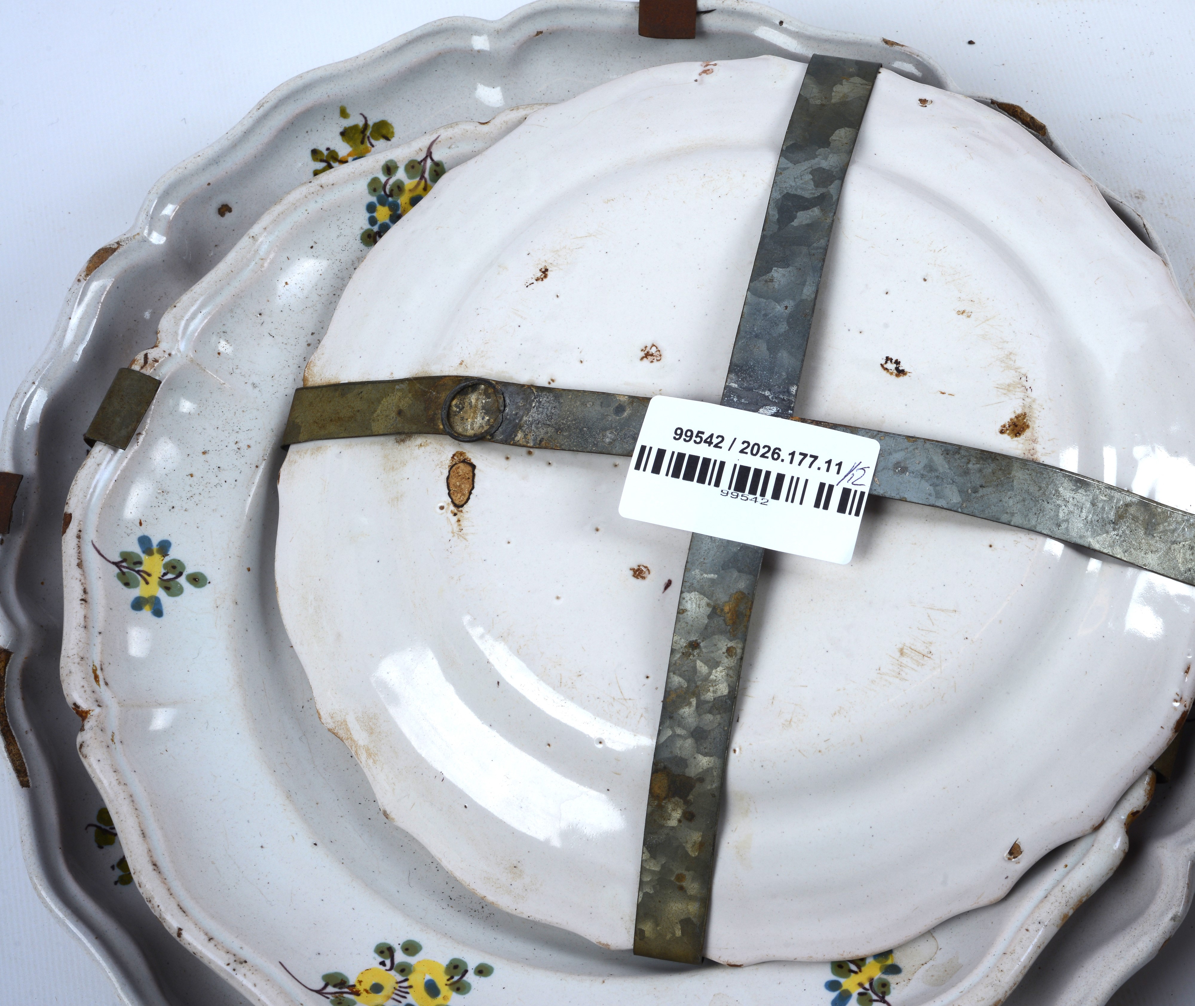 Lotto composto da 8 piatti piani, 2 piatti fondi, 1 piatto medio e 1 piatto grande