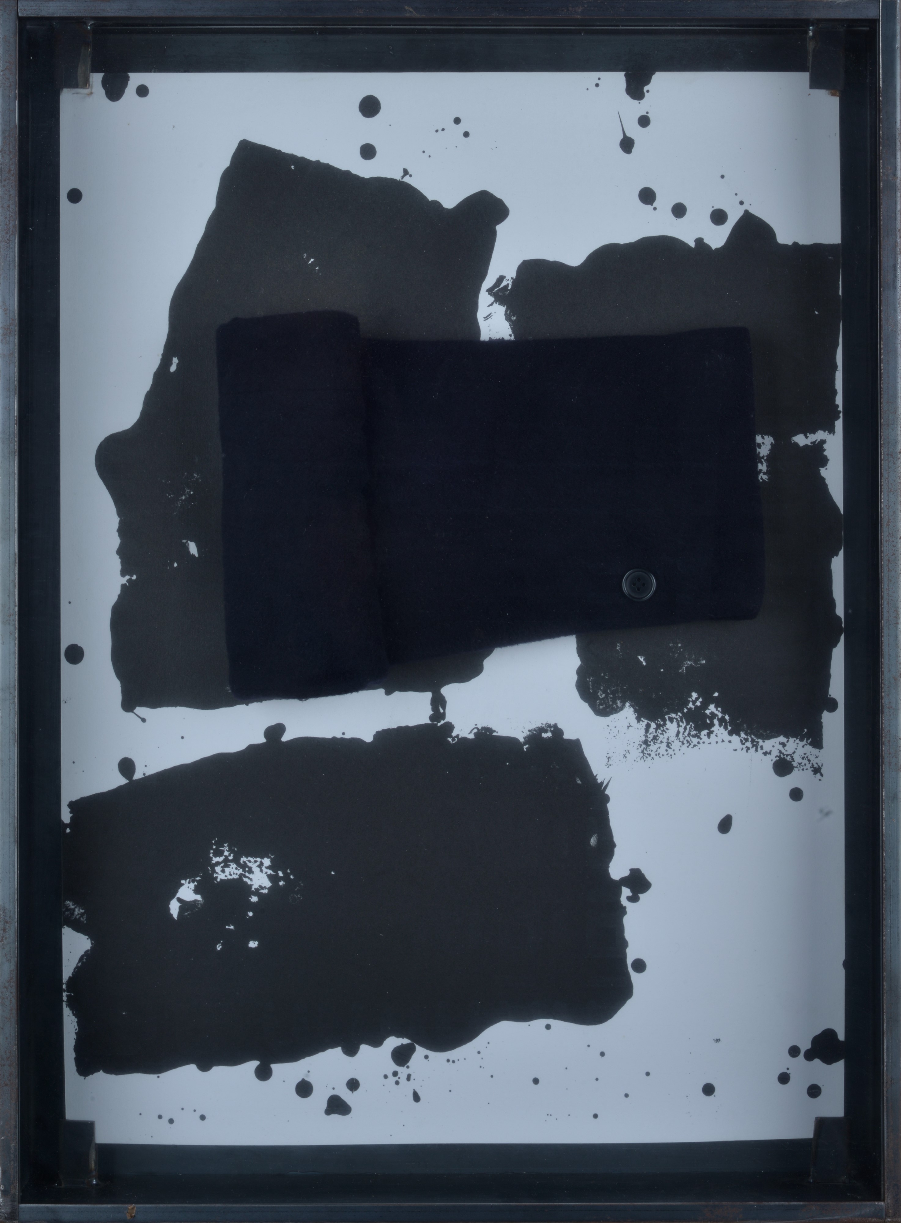 Jannis Kounellis - Senza titolo (2011), lamiera in ferro, vetro, tessuto, inchiostro su carta